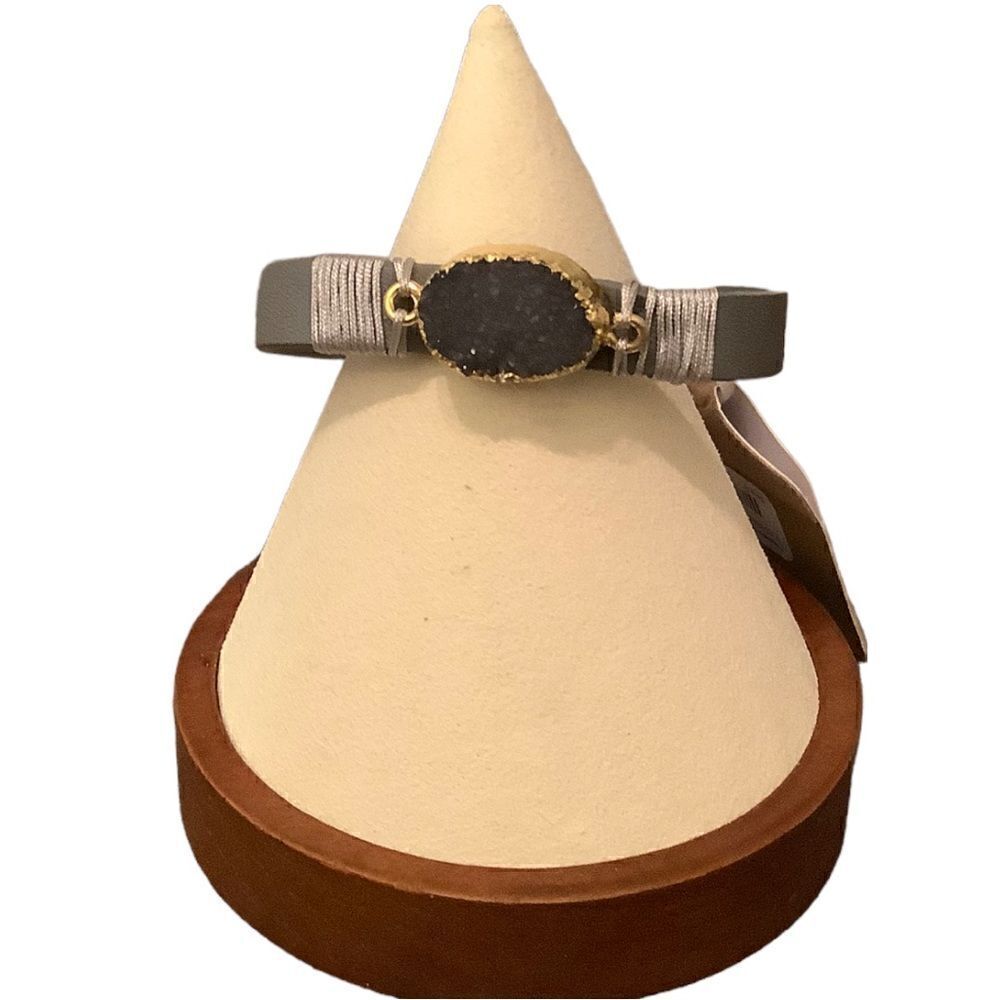 🌼🌼Grey imitation leather bracelet with stone NWT🌼🌼